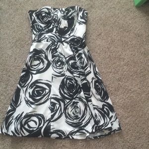 Beautiful strapless cocktail dress White House black market size 2 floral print